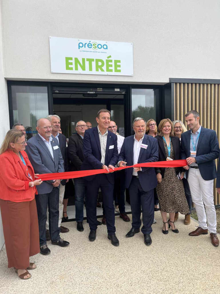 Responsables de Présoa, élus et adhérents ont inauguré le nouveau centre à Barenton-Bugny.