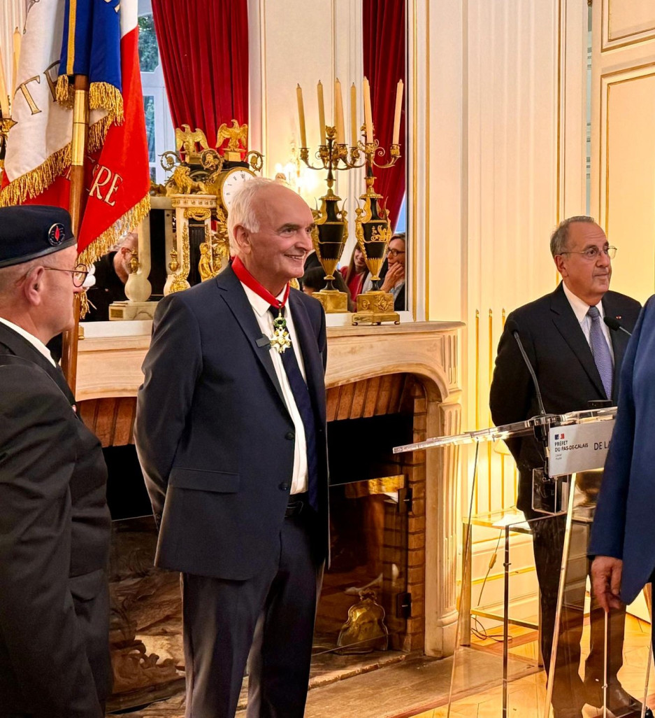 André Flajolet vient de recevoir des mains de Michel Delpuech les insignes de Commandeur de la Légion d’honneur ..