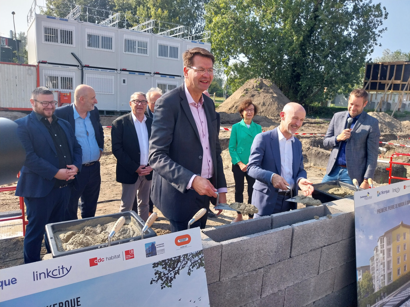 Patrice Vergriete, président de la Communauté urbaine de Dunkerque, pose la première pierre du programme immobilier porté par Linkcity et CDC Habitat le vendredi 20 septembre dernier à Petite-Synthe