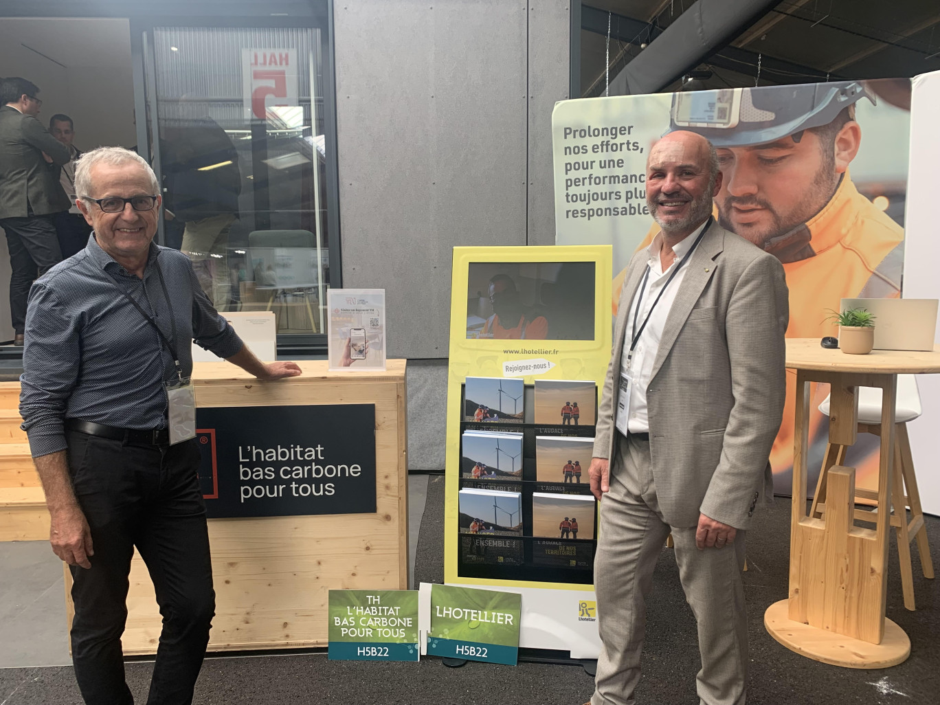 Alain Bejean et Paul Lhotellier, lors du salon des solutions durables qui s’est déroulé les 17 et 18 octobre au parc des expositions de Rouen. (@Aletheia Press/L. Brémont)