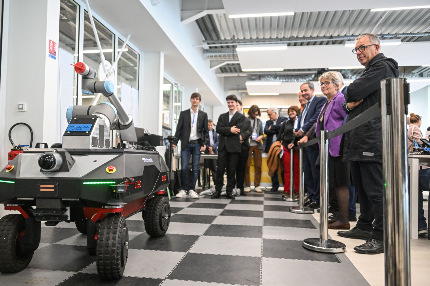 David Marti, président de la communauté urbaine Creusot-Montceau, a inauguré le Hub&Go, un site dédié à l’innovation numérique, entouré d’autres élus locaux. (@Communauté urbaine Creusot-Montceau)