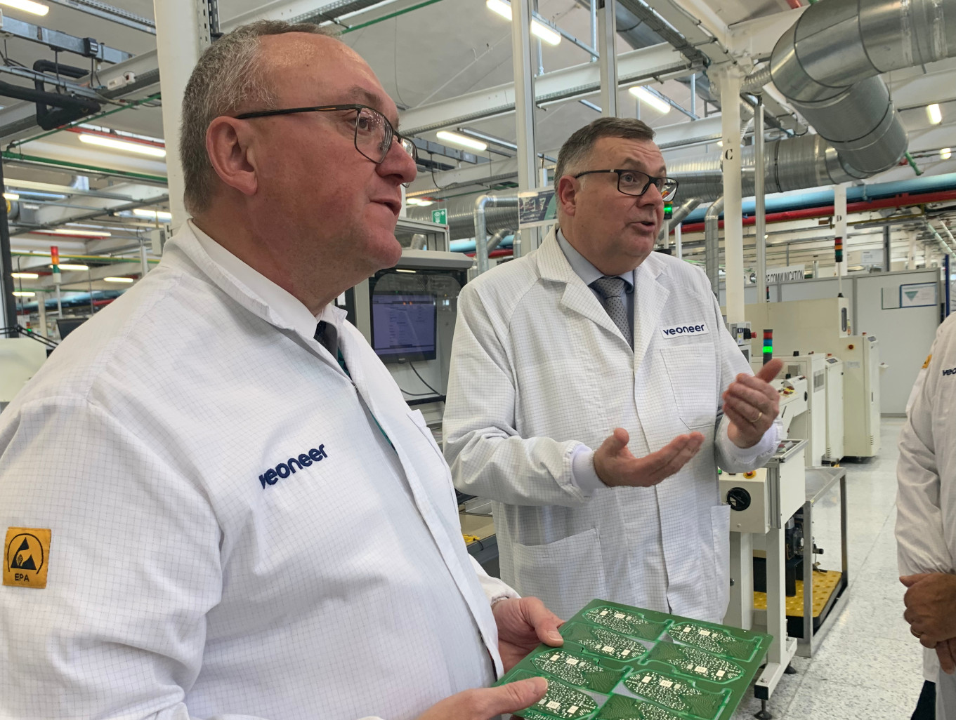 Stéphane Boulanger, président de Veoneer France, et Christian Quellier, directeur du site de St Etienne du Rouvray, présentant les étapes d’insertion des composants sur les cartes électroniques. (© Aletheia Press / L.Brémont)