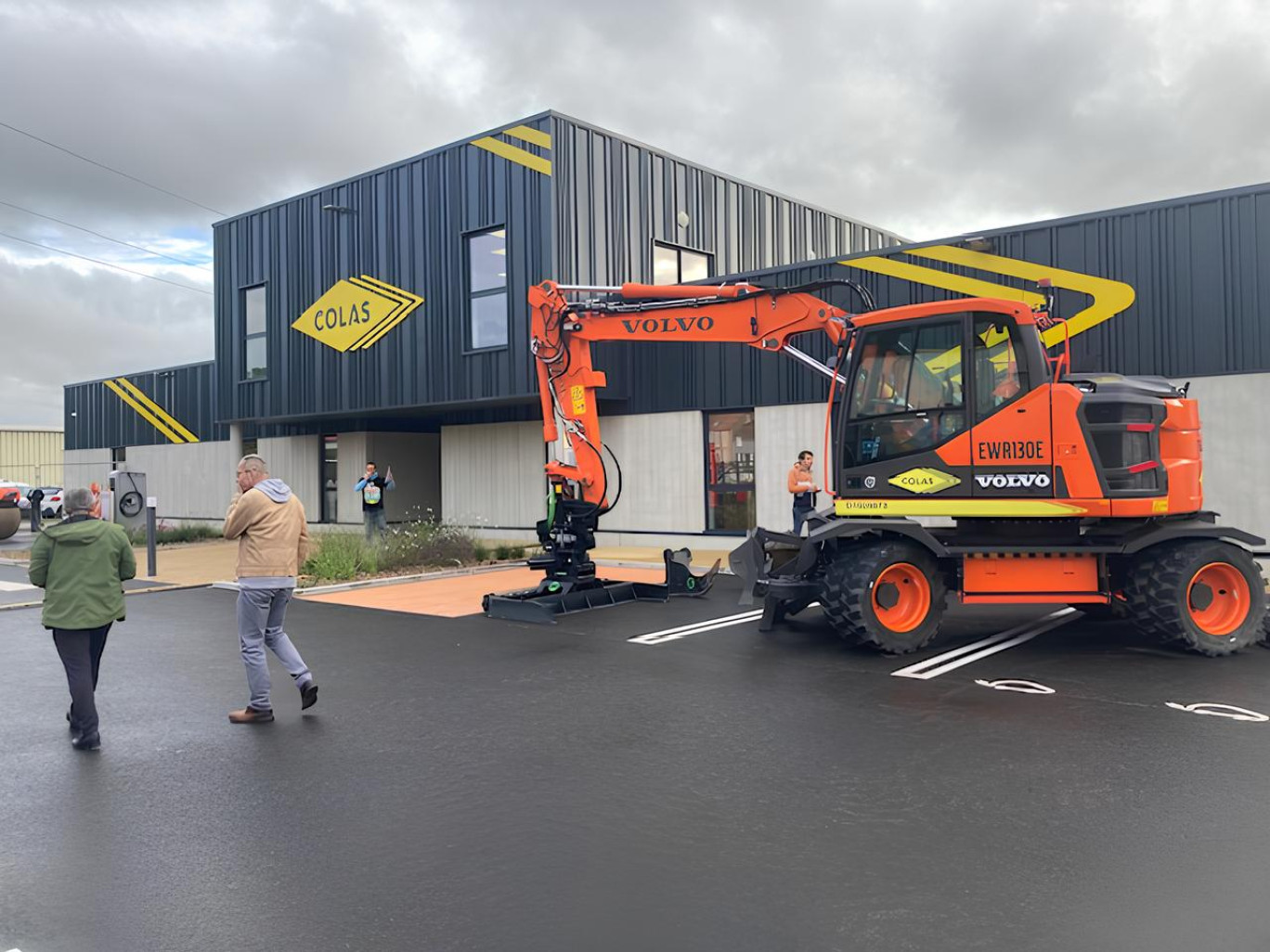 Plus de 200 personnes, clients et élus locaux, ont participé au salon organisé à l’occasion de l’inauguration des nouveaux locaux de Colas à Outreau. © Aletheia Press / YMC