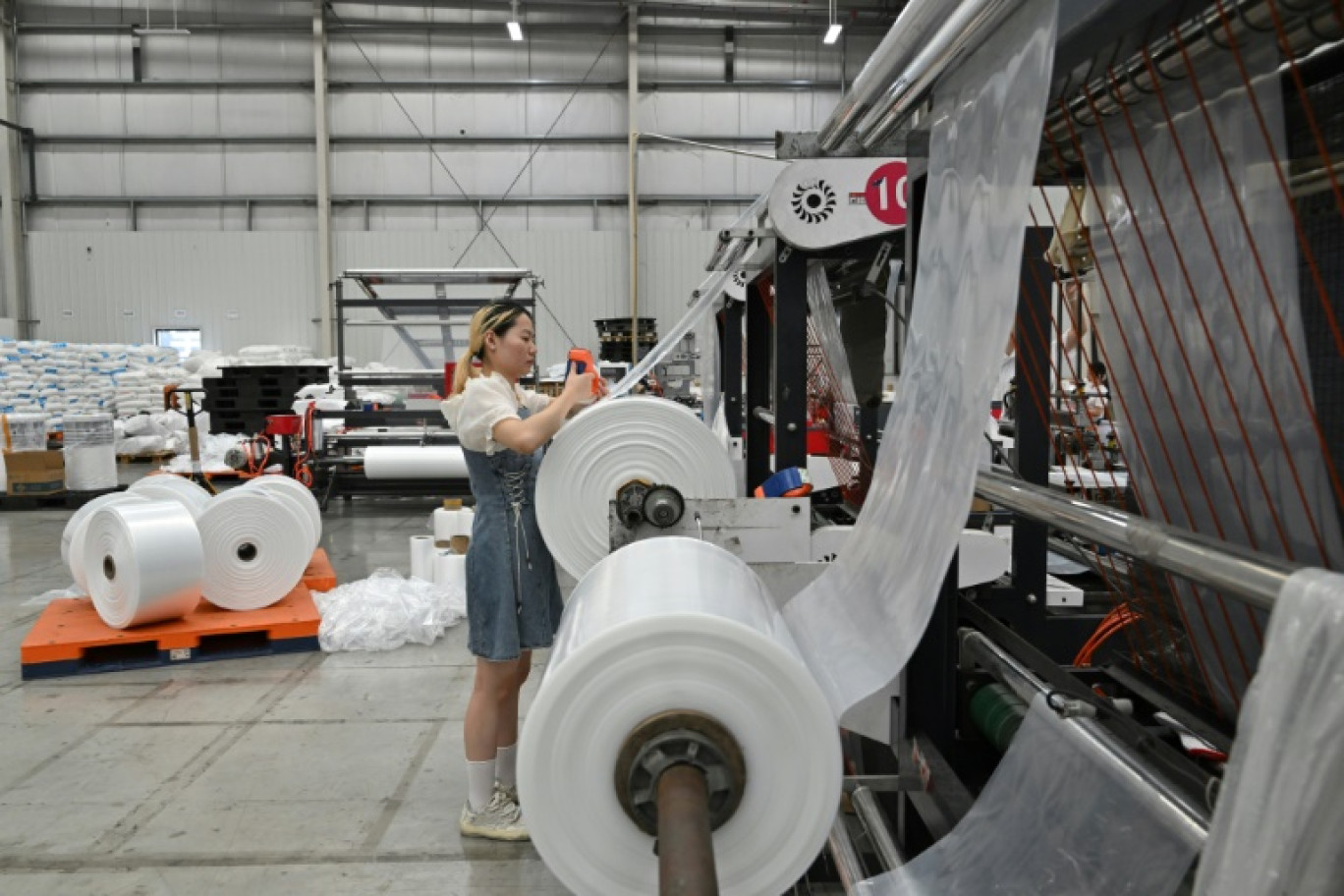 Salariée d'une usine de plastique en Chine, dans la province de Zhejiang, le 20 septembre 2024 © ADEK BERRY