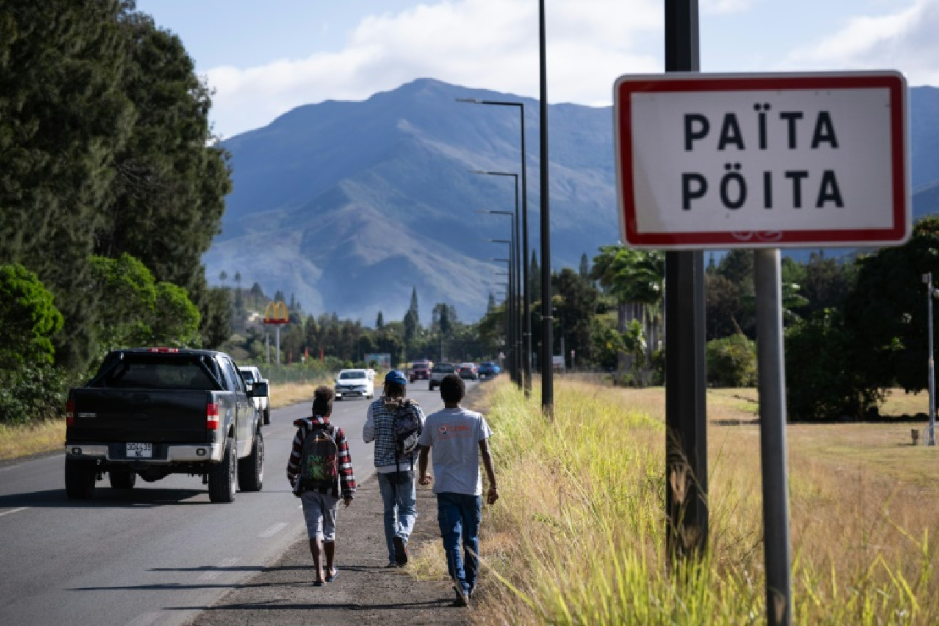 Des personnes se dirigent vers le nouveau terminal de bus de Païta, en lisière de la ville, le 1er octobre 2024 en Nouvelle-Calédonie © SEBASTIEN BOZON