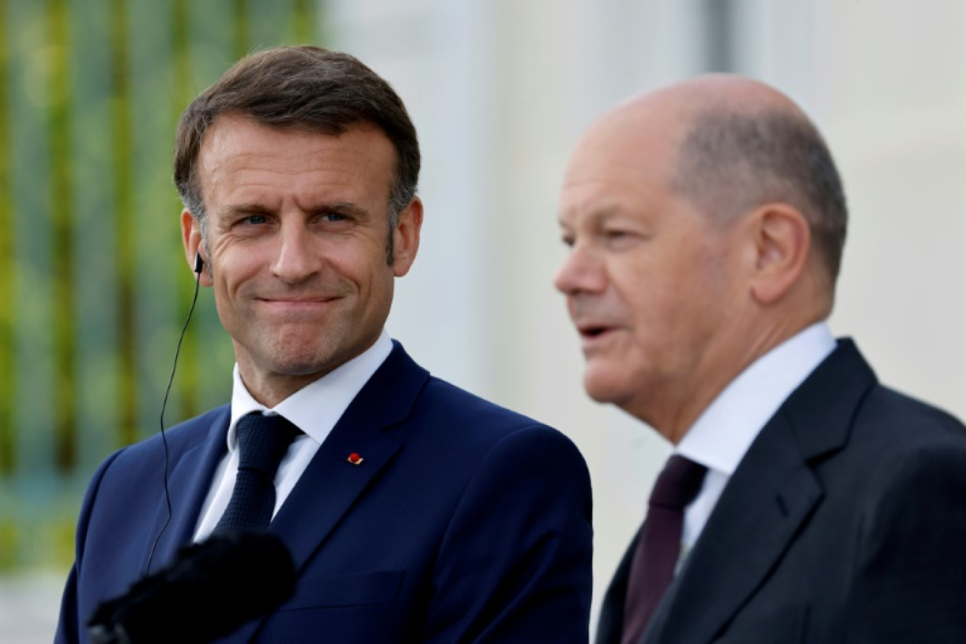 Emmanuel Macron et le chancelier allemand Olaf Scholz au château de Meseberg, à Meseberg, en Allemagne, le 28 mai 2024 © Ludovic MARIN