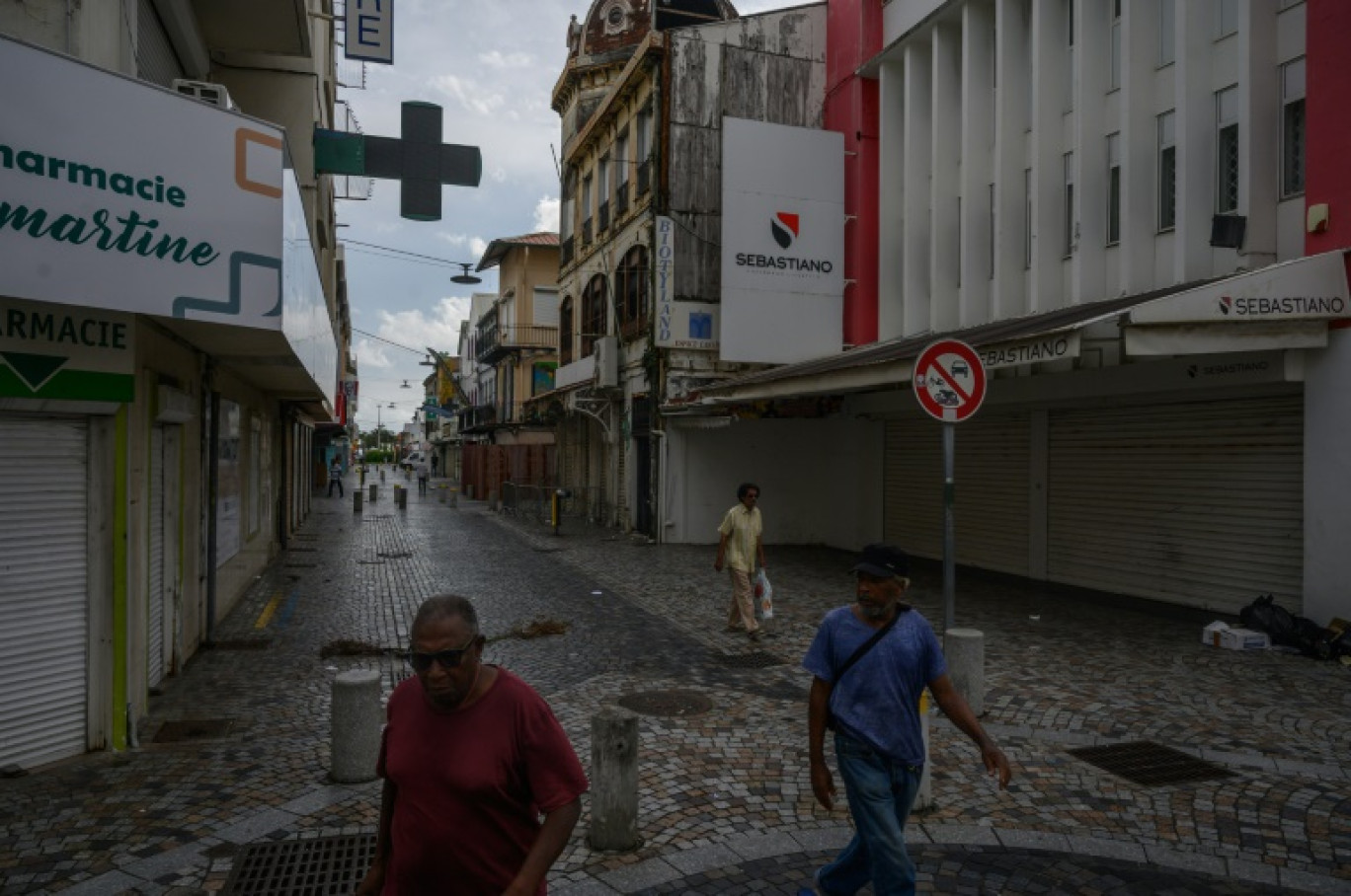 Une rue commerçante quasi désertée du centre de Fort-de-France, le 21 septembre 2024 © Ed JONES