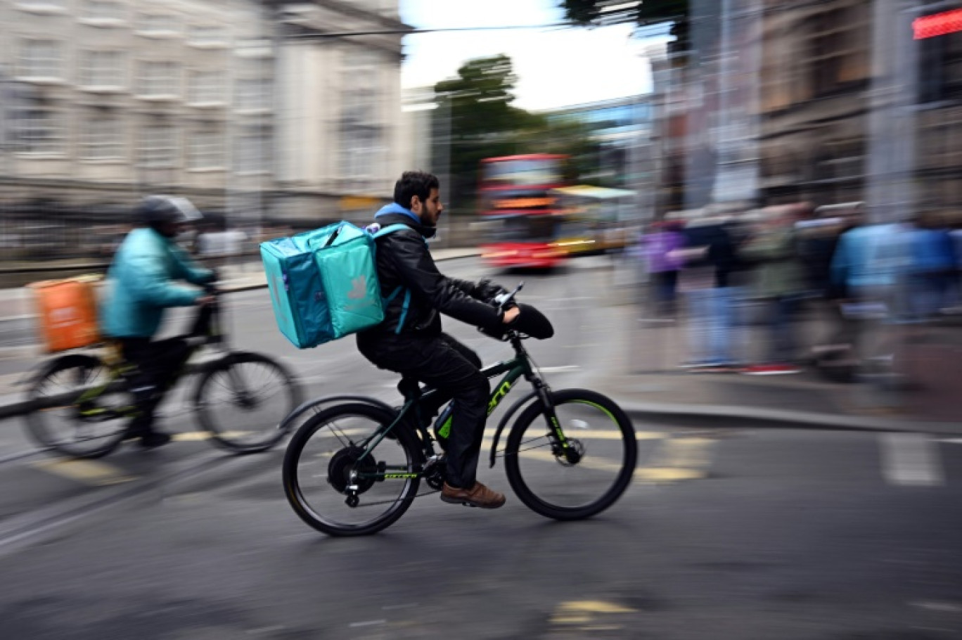 Des livreurs à vélo circulant dans les rues de Dublin en Irlande, le 15 septembre 2024 © Paul ELLIS