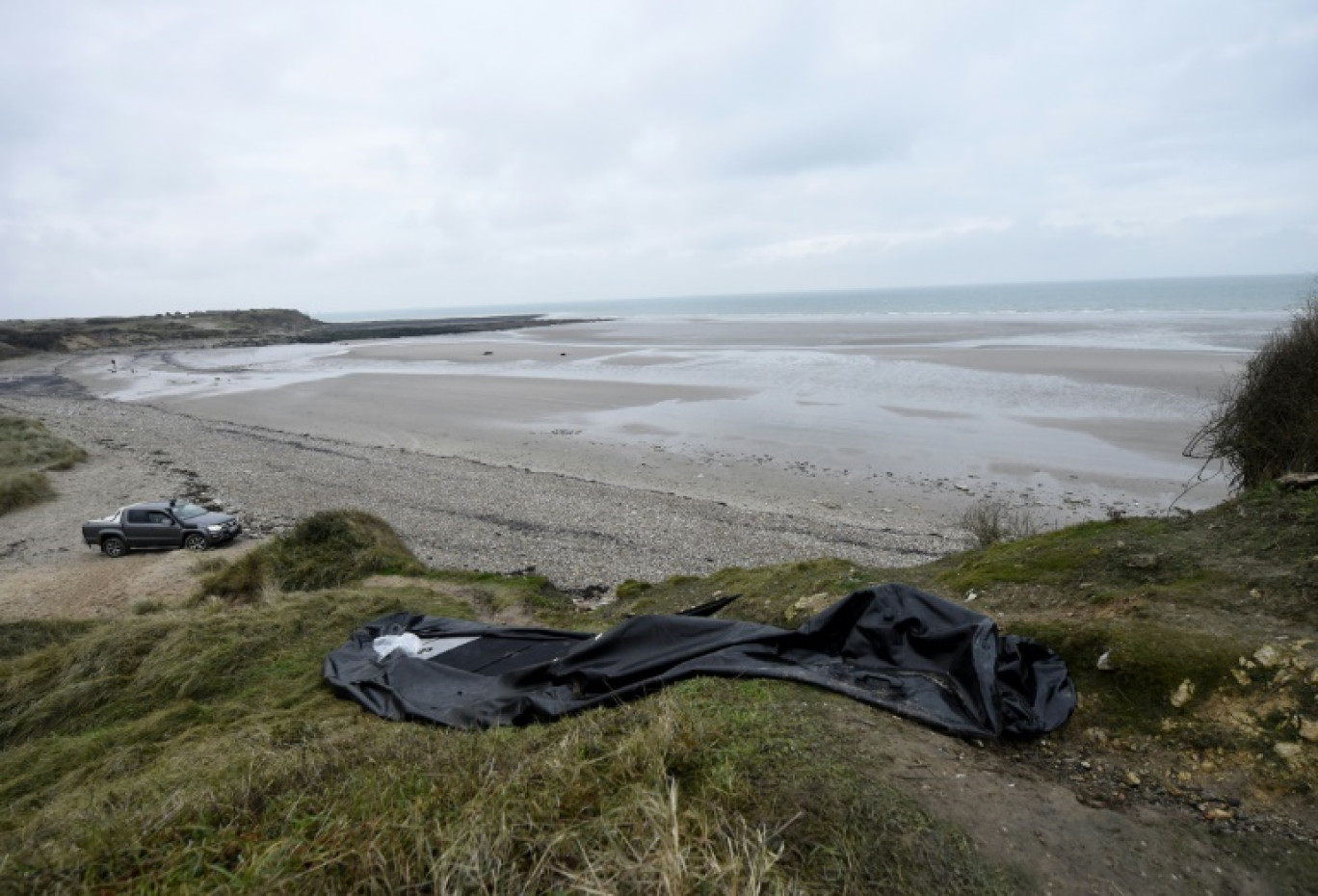 Un canot déchiré sur une plage à Wimereux, dans le Pas-de-Calais, le 25 novembre 2021 © FRANCOIS LO PRESTI