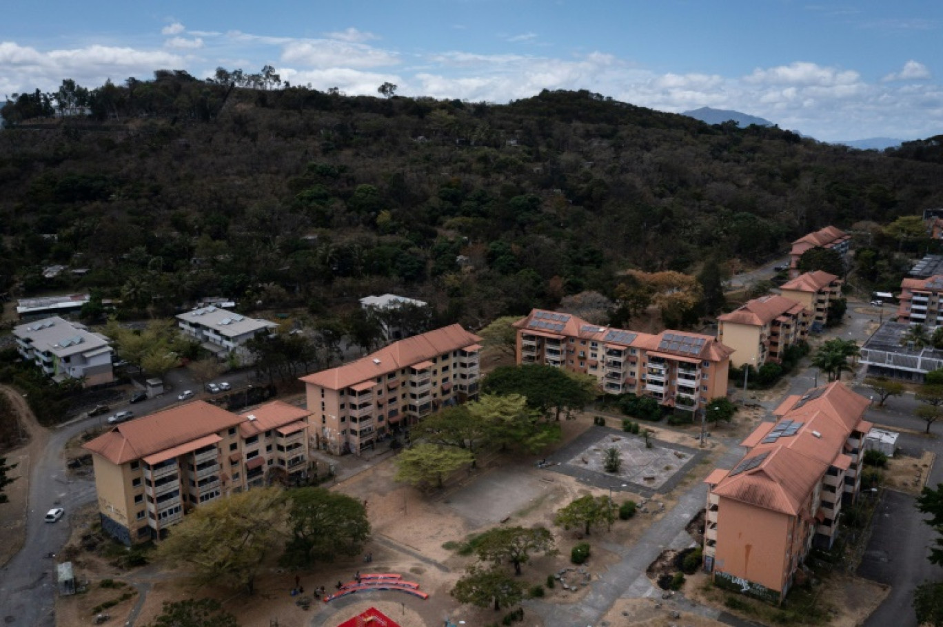 Vue aérienne de la cité Pierre-Lenquette, à l'entrée de Nouméa, en Nouvelle-Calédonie, le 29 septembre 2024 © SEBASTIEN BOZON