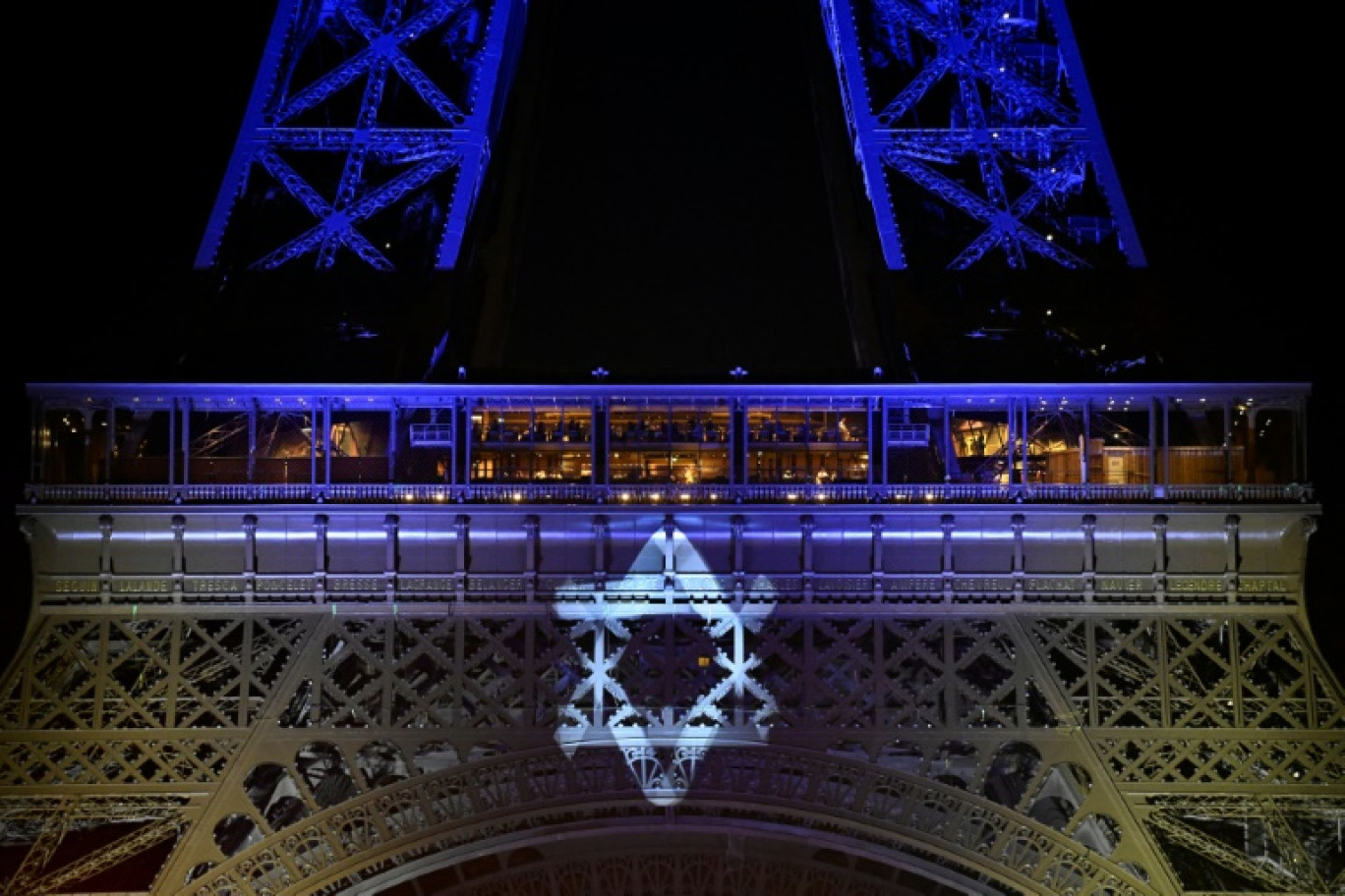 La tour Eiffel s'éteindra ce lundi à 23h45 en hommage aux victimes de l'attaque sans précédent du mouvement islamiste palestinien Hamas en Israël le 7 octobre 2023, comme elle l'avait fait il y a un an, a annoncé à l'AFP la mairie de Paris © Zakaria ABDELKAFI