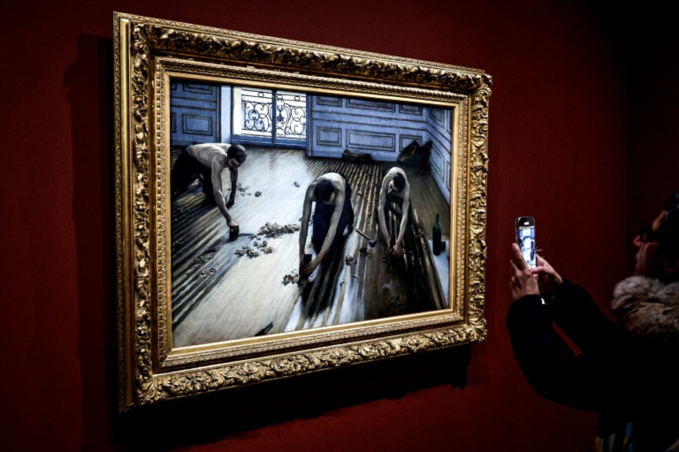 Le tableau les "Raboteurs de parquet" de Gustave Caillebotte, présenté à la presse avant l'ouverture de l'exposition "Caillebotte, peindre les hommes", au Musée d'Orsay à Paris, le 4 octobre 2024 © STEPHANE DE SAKUTIN