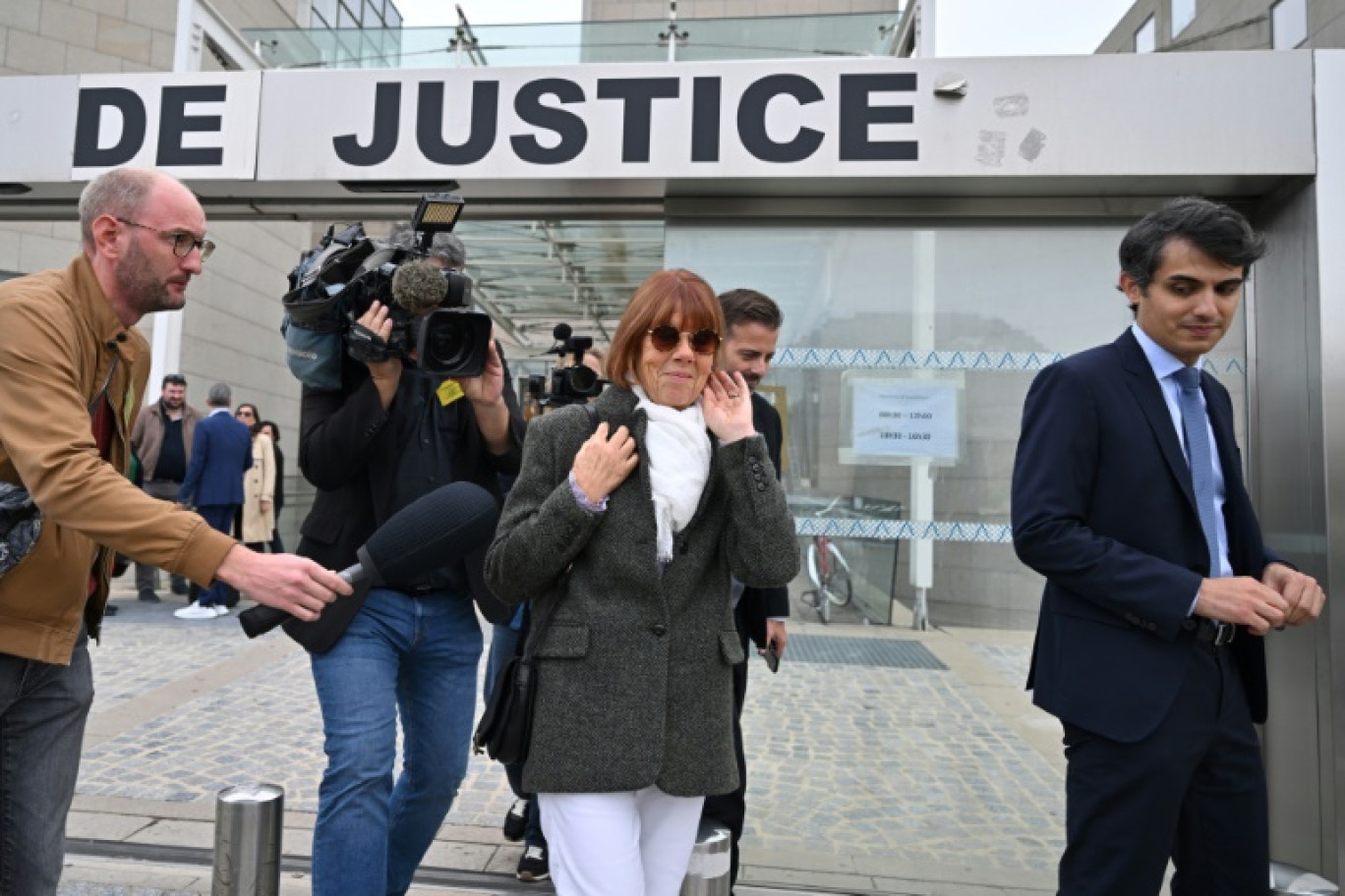 Gisèle Pelicot, avec ses avocats Stéphane Babonneau (à droite) et Antoine Camus (à droite, à l'arrière-plan), au tribunal d'Avignon, le 2 octobre 2024 © Miguel MEDINA