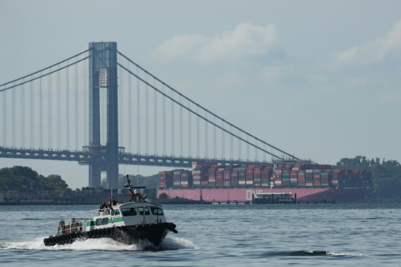 Le porte-conteneurs One Falcon entre au port de New York, le 4 octobre 2024, après que les dockers ont mis fin à leur grève © Bryan R. SMITH