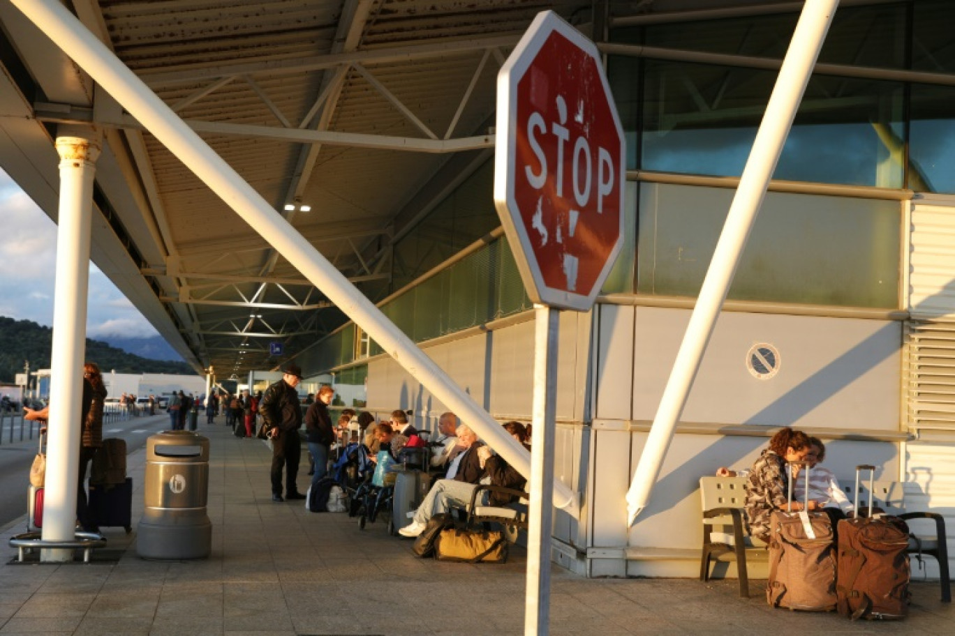 Des passagers attendent devant l'aéroport Napoélon Bonaparte d'Ajaccio, en Corse, bloqué en raison d'une grève, le 3 octobre 2024 © Pascal POCHARD-CASABIANCA