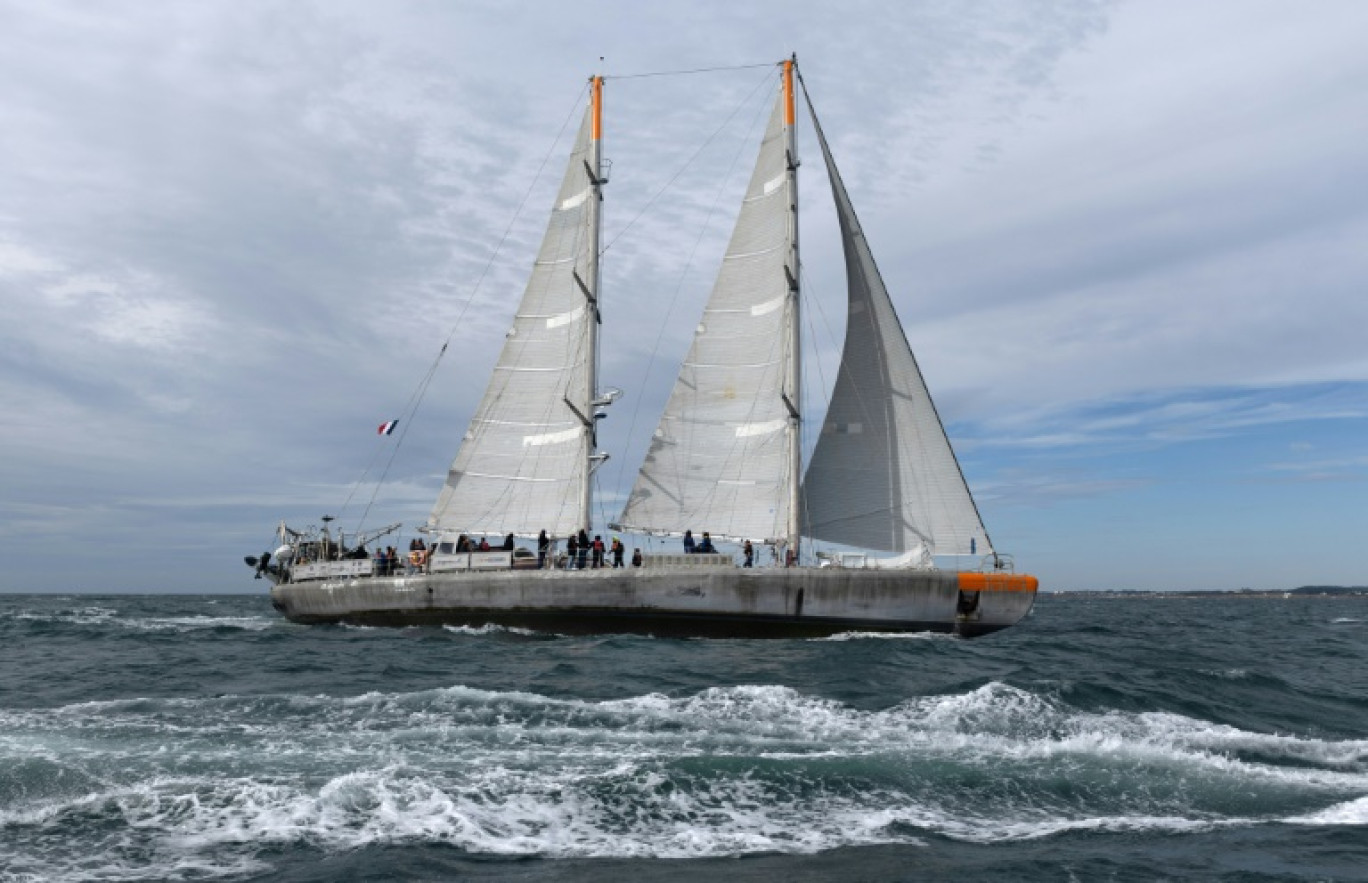 La goélette scientifique Tara entre dans son port d'attache de Lorient, dans l'ouest de la France, le 5 octobre 2024 © FRED TANNEAU