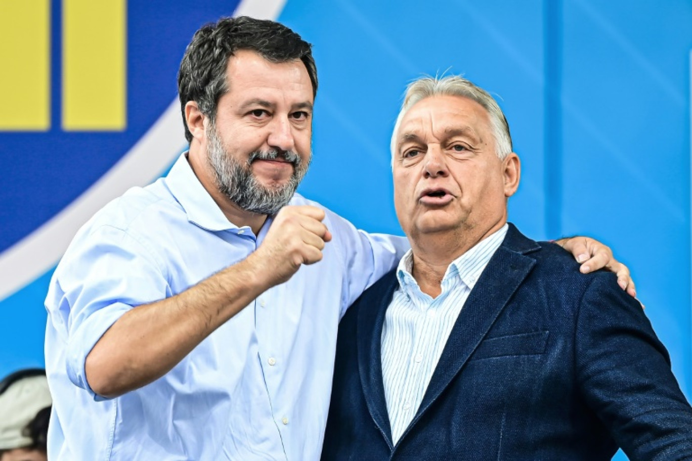 Le vice-Premier ministre italien Matteo Salvini (à gauche), chef de la Ligue anti-migrants, et le Premier ministre nationaliste hongrois Viktor Orban, à Pontida, dans le nord de l'Italie, pour la fête annuelle de la Ligue, le 6 octobre 2024 © Piero CRUCIATTI