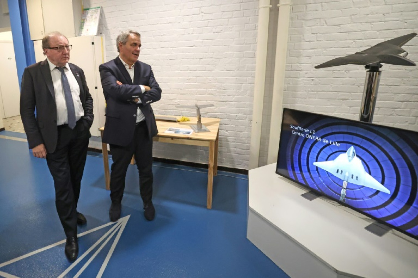 La maquette de Superman, avion de combat de demain, présentée dans le centre d'Onera à Lille devant le PDG du bureau d'études aérispatiales Onera Bruno Sainjon (g) et le président de la région Haut-de-France Xavier Bertrand, le 1er octobre 2024 © FRANCOIS LO PRESTI