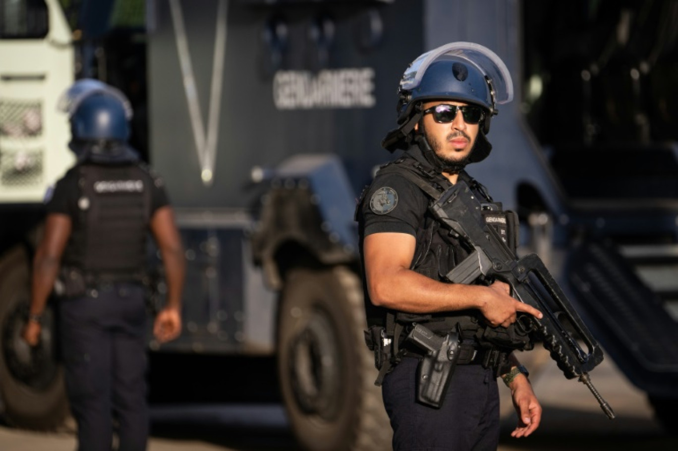 Une unité de gendarmerie postée sur la route de Saint-Louis, en Nouvelle-Calédonie, le 28 septembre 2024 © SEBASTIEN BOZON