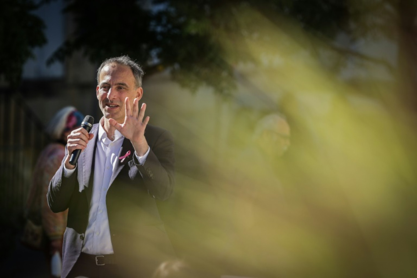 L'eurodéputé Raphaël Glucksmann s'adresse à ses partisans lors du rassemblement de son parti Place Publique à La Réole (Gironde) le 5 octobre 2024 © Thibaud MORITZ