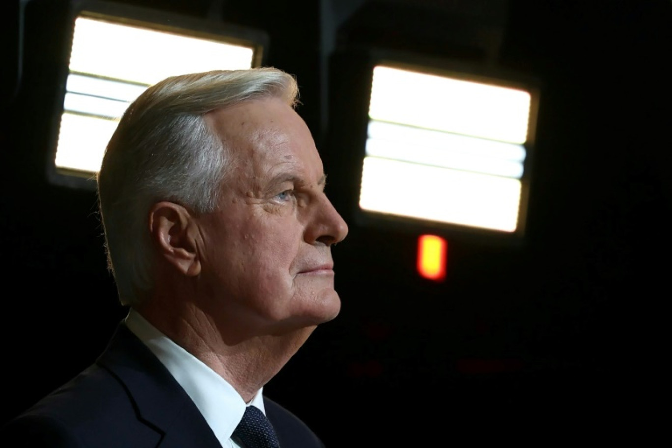 Le Premier ministre Michel Barnier dans les coulisses de l'émission télévisée "L'Evenement", sur France 2, à Aubervilliers, en Seine-Saint-Denis, le 3 octobre 2024 © Thomas SAMSON