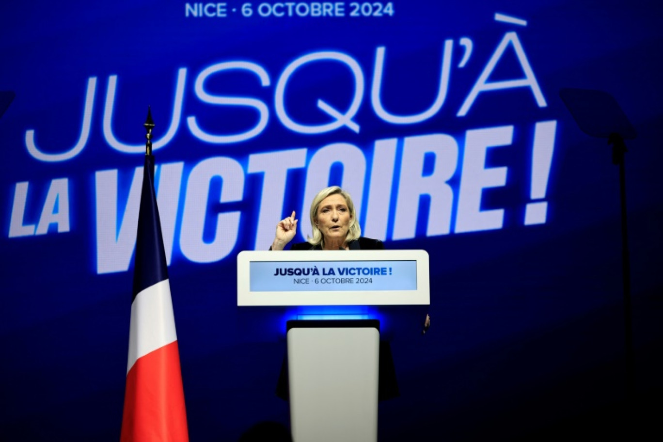 La cheffe de file des députés du  Rassemblement National Marine Le Pen lors du meeting de rentrée du parti le 6 octobre 2024 à Nice © Valery HACHE