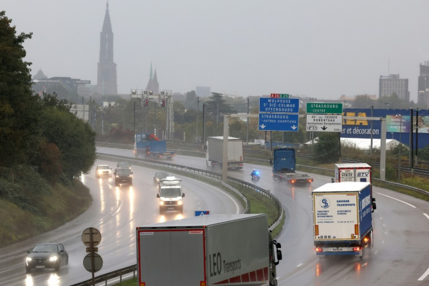 Des routiers mènent une opération escargot pour protester contre un projet de taxe carbone, le 7 octobre 2024 à Strasbourg © FREDERICK FLORIN