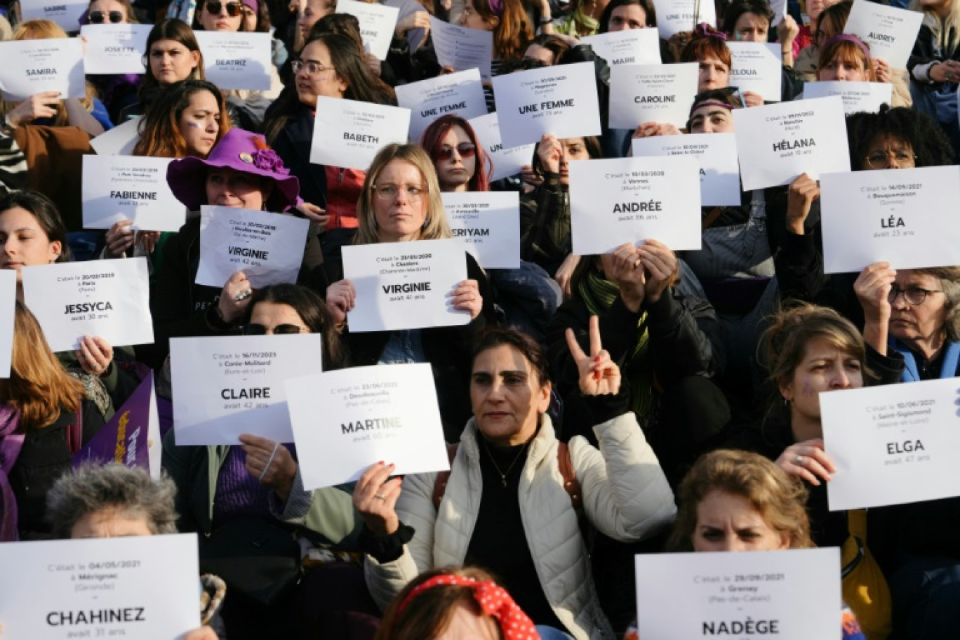 Des manifestantes brandissent des pancartes affichant les noms de victimes de féminicide lors d'une marche pour la Journée internationale des droits des femmes à Paris, le 8 mars 2024 © Dimitar DILKOFF