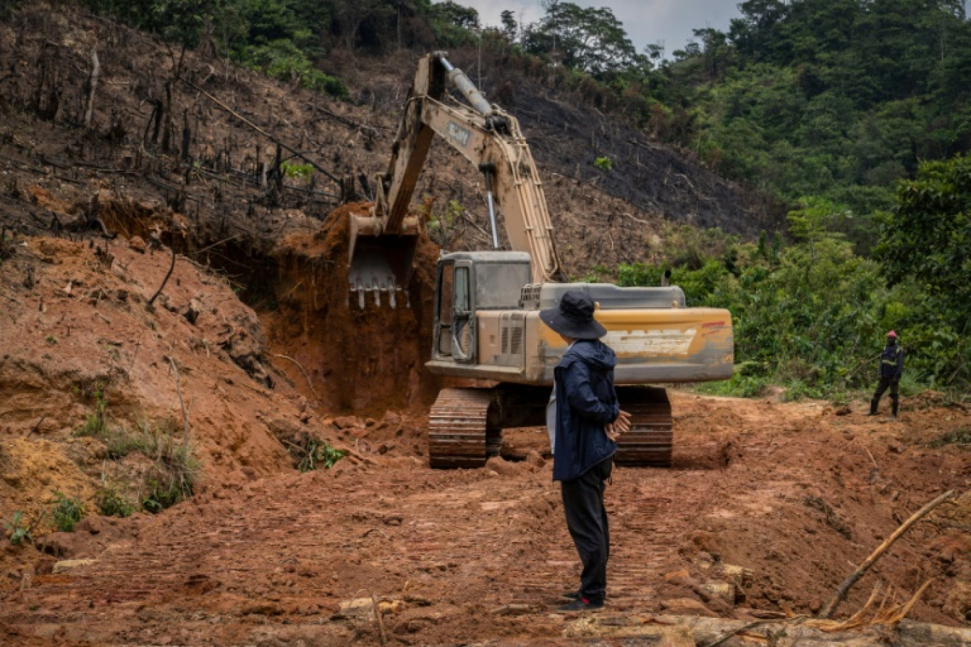 Des travailleurs chinois restaurent une route qui mène à la mine semi-industrielle de Kamituga, en République démocratique du Congo, le 21 septembre 2024 © Glody MURHABAZI