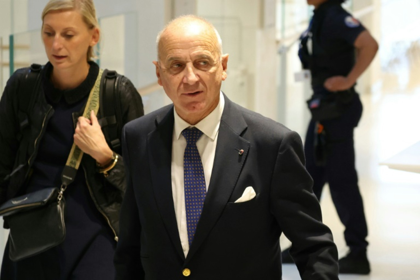 L'ancien député européen français Fernand le Rachinel arrive au palais de justice pour un procès pour soupçons de détournement de fonds publics européens par le RN, à Paris le 30 septembre 2024 © ALAIN JOCARD