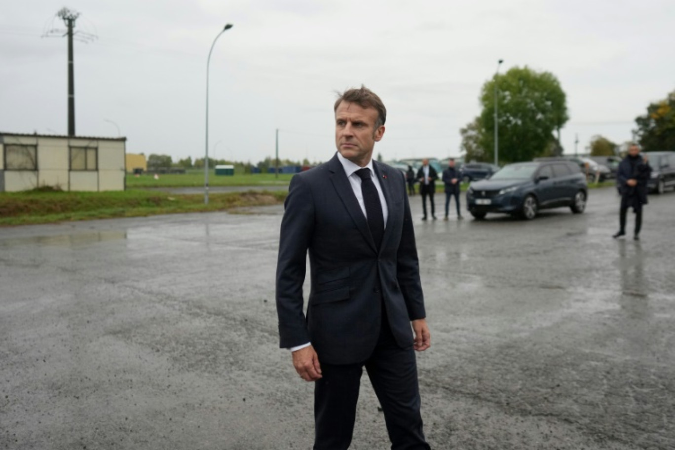 Le président de la République, Emmanuel Macron, passe en revue les troupes françaises dans un camp où sont entraînés des militaires ukrainiens, le 9 octobre 2024 © Thibault Camus