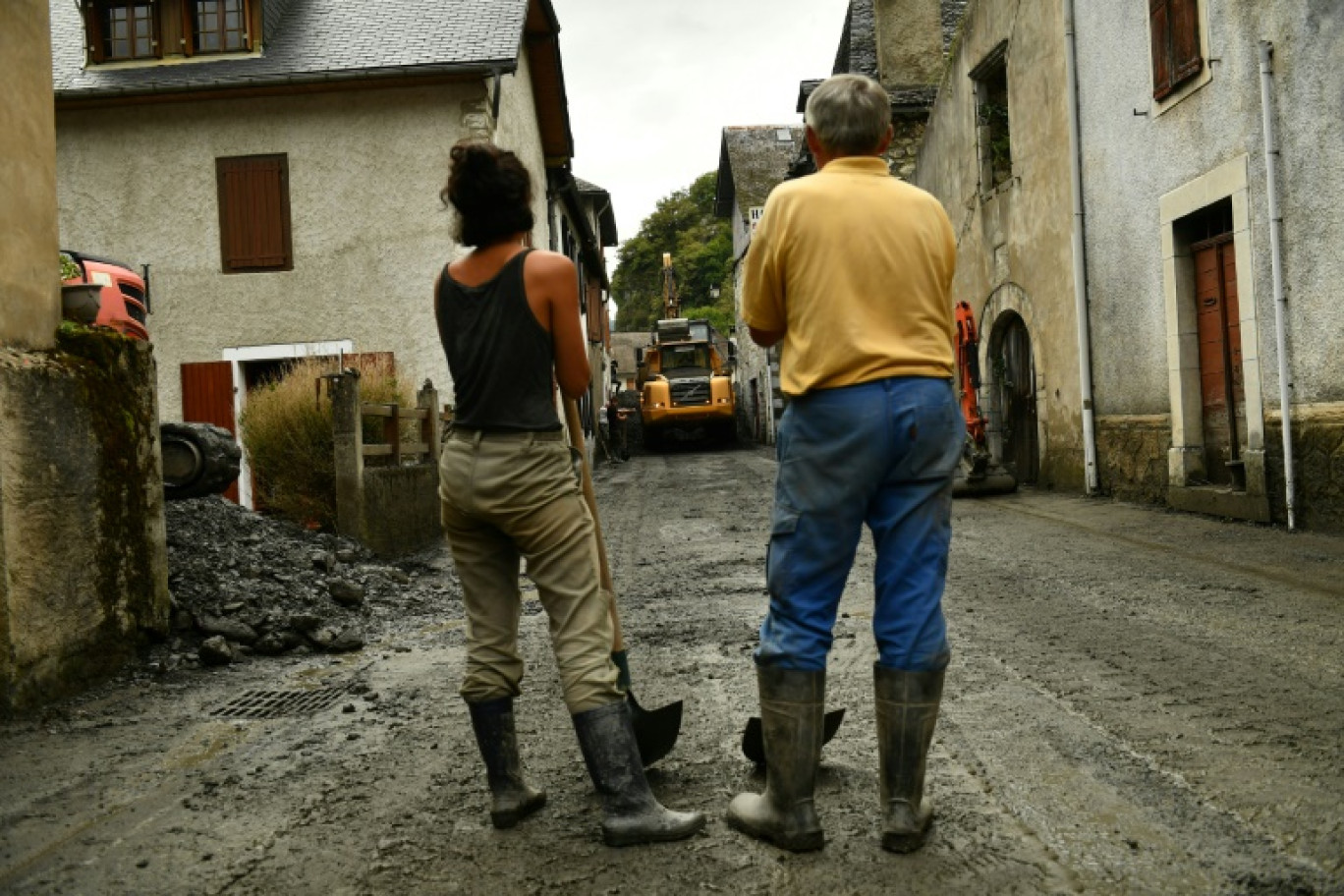 Des habitants d'Etsaut (Pyrénées-Atlantiques) après des inondations le 8 septembre 2024 © Gaizka IROZ