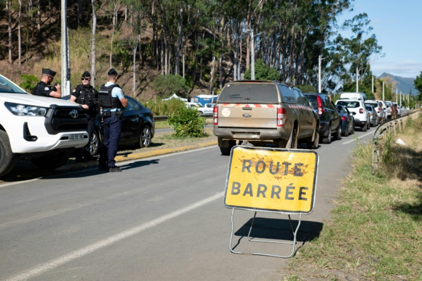 Des gendarmes contrôlent la portion de route bordant le fief indépendantiste de Saint-Louis au Mont-Dore, en Nouvelle-Calédonie le 8 octobre 2024 © Delphine Mayeur