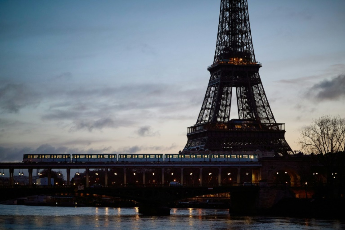 La ministre de la Culture Rachida Dati demande le classement de la tour Eiffel au titre des monuments historiques, provoquant la "colère" de la société d'exploitation du monument dont la mairie de Paris est propriétaire © Kiran RIDLEY