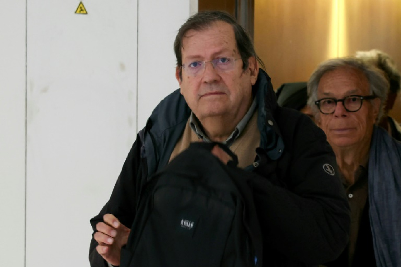 Le journaliste et ancien président du Canard Enchaîné, Michel Gaillard (D), et le journaliste Nicolas Brimo (G), qui lui a succédé, arrivent au tribunal de Paris, le 8 octobre 2024 © ALAIN JOCARD