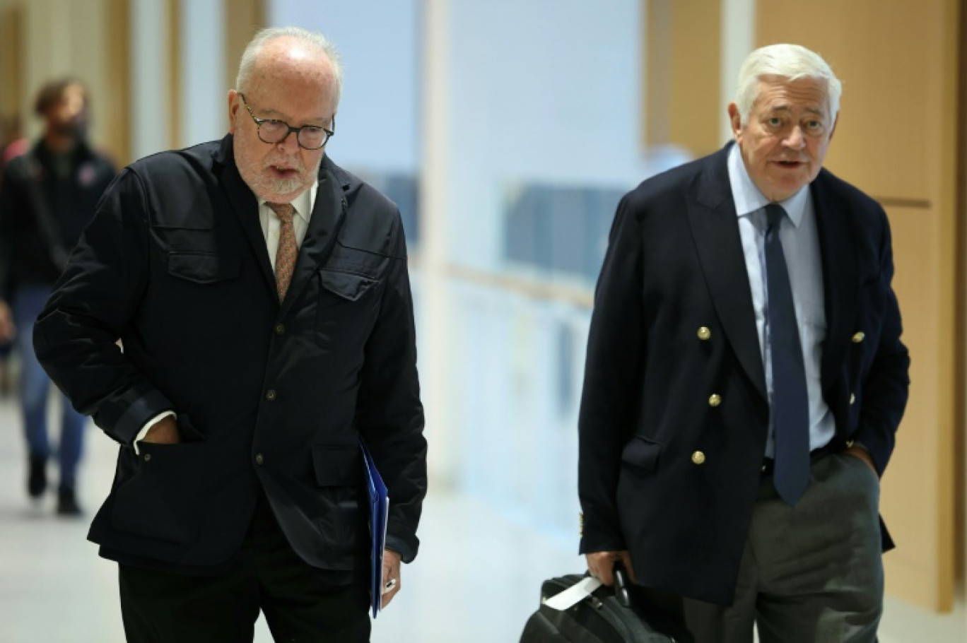 Wallerand de Saint-Just (gauche) et Bruno Gollnisch arrivent au palais de justice de Paris pour le procès pour suspicion de détournement de fonds publics européens par le RN le 1er octobre 2024 © Thomas SAMSON