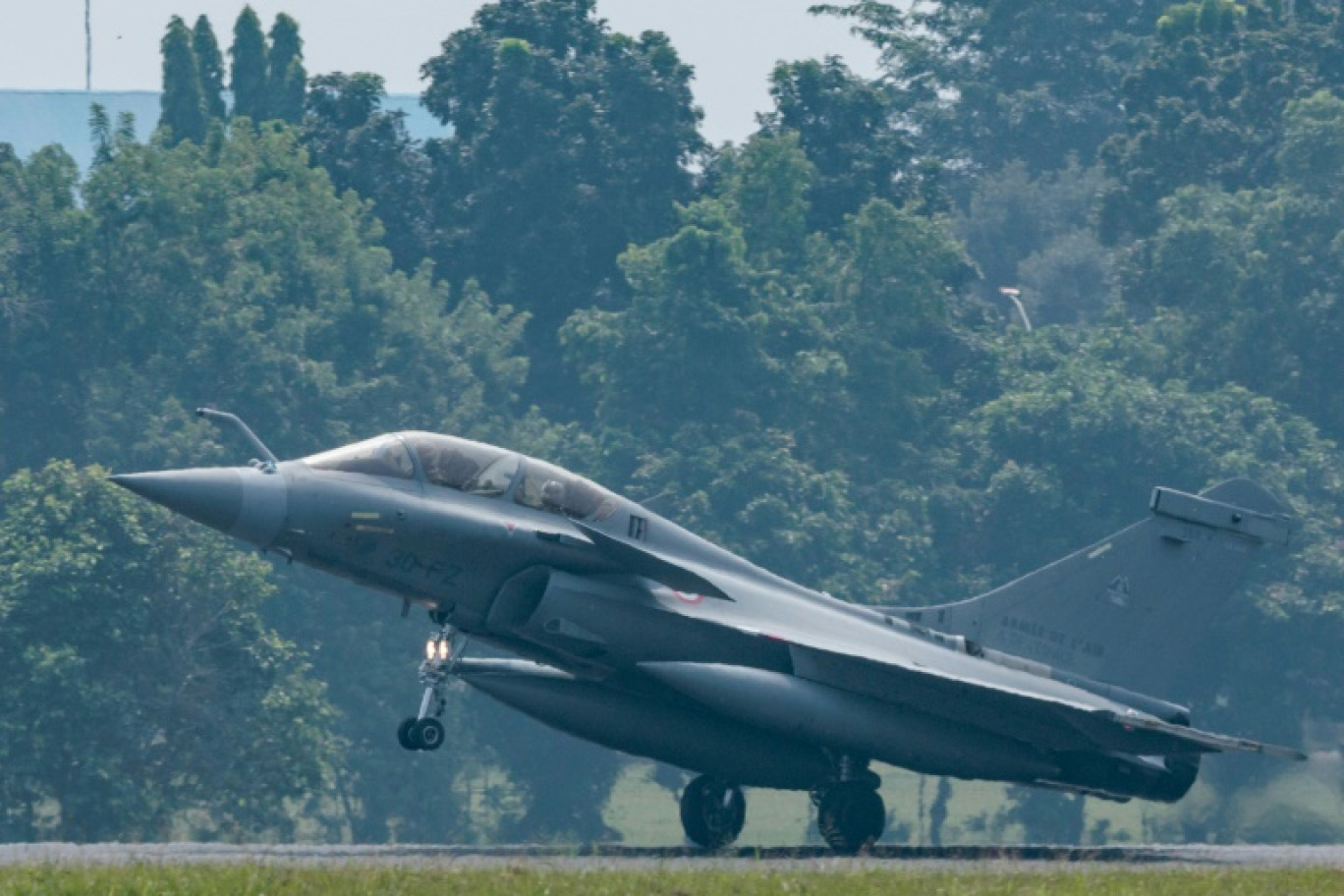 Le ministère des Armées a lancé les études de développement de la future version de l'avion de combat Rafale, qui sera connecté en permanence avec les autres moyens militaires engagés dans une opération © Yasuyoshi CHIBA