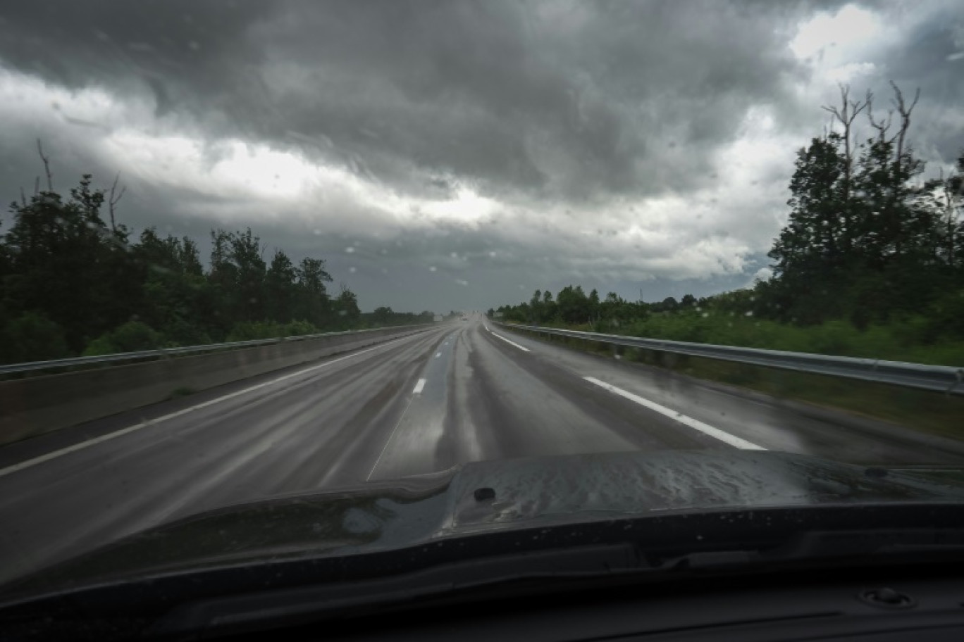 La dépression Kirk qui balayera la France mercredi va entraîner des "pluies intenses" de la Vendée à la Champagne-Ardenne et des vents forts sur les Pyrénées, alerte Météo France, qui a placé 30 départements en vigilance orange dans son dernier bulletin © GUILLAUME SOUVANT