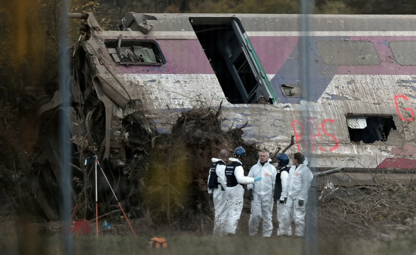 Une équipe d'urgence travaille sur le lieu de l'accident d'une motrice et d'une rame de TGV dans un canal à Eckwersheim, près de Strasbourg, dans le nord-est de la France, le 15 novembre © FREDERICK FLORIN