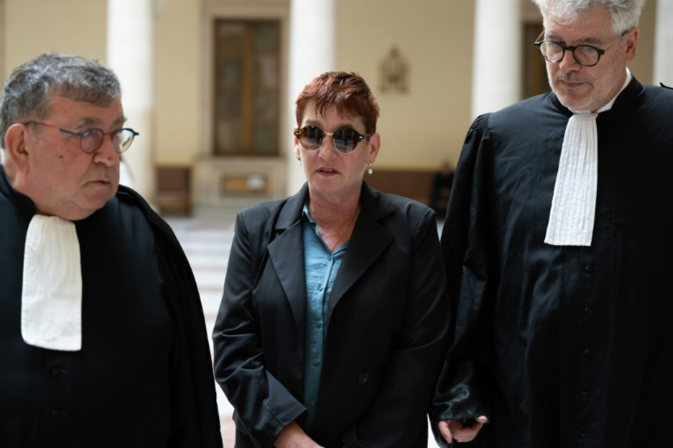 Nadine Oliveira, accompagnée de ses avocats Jean Codognes (G) et  Louis Fagniez, au palais de justice d'Aix-en-Provence pour l'ouverture de son procès en appel le 7 octobre 2024 © MIGUEL MEDINA