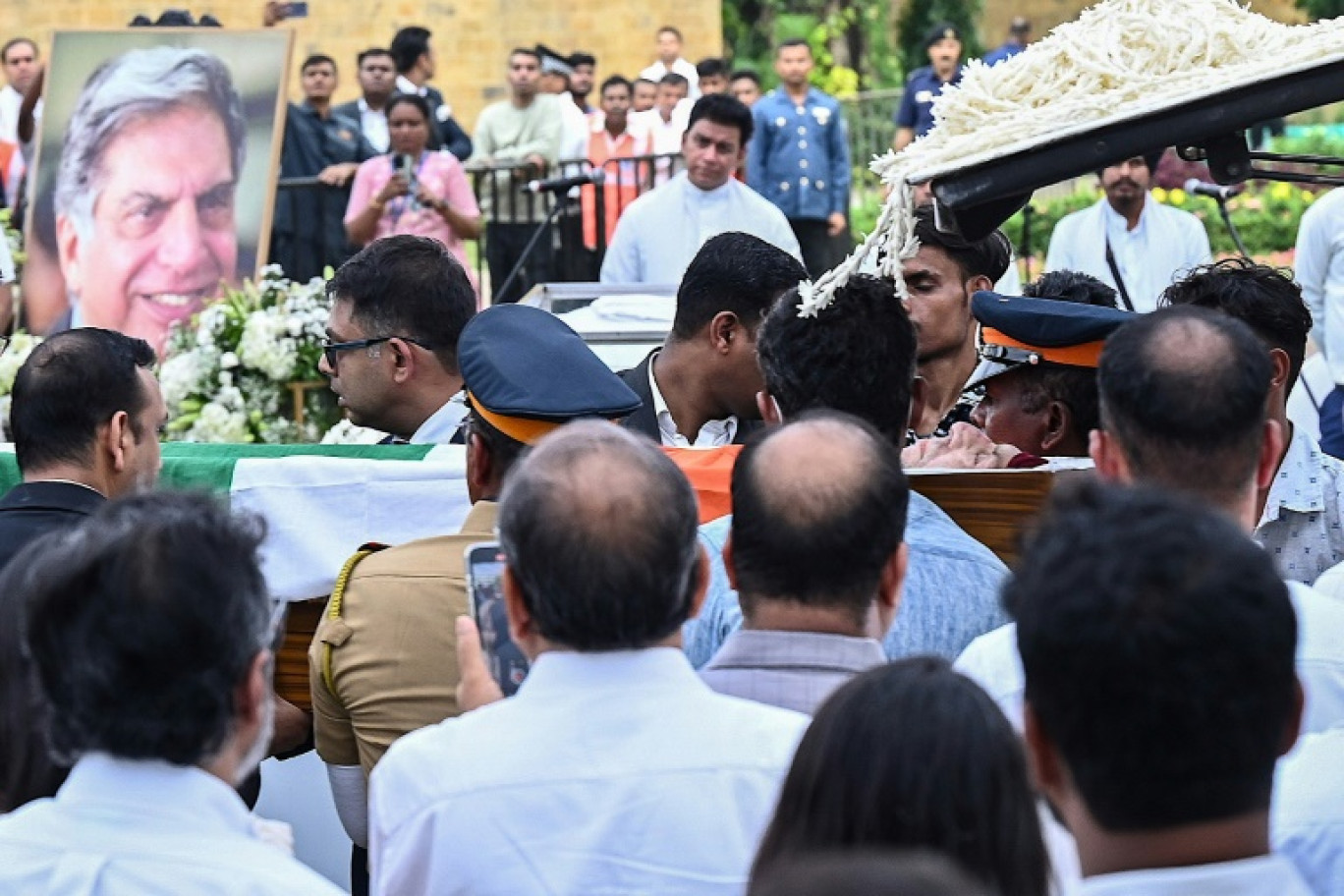 Le cercueil de Ratan Tata transporté au Centre national des arts de la scène pour un hommage, à Bombay le 10 octobre 2024 © SUJIT JAISWAL