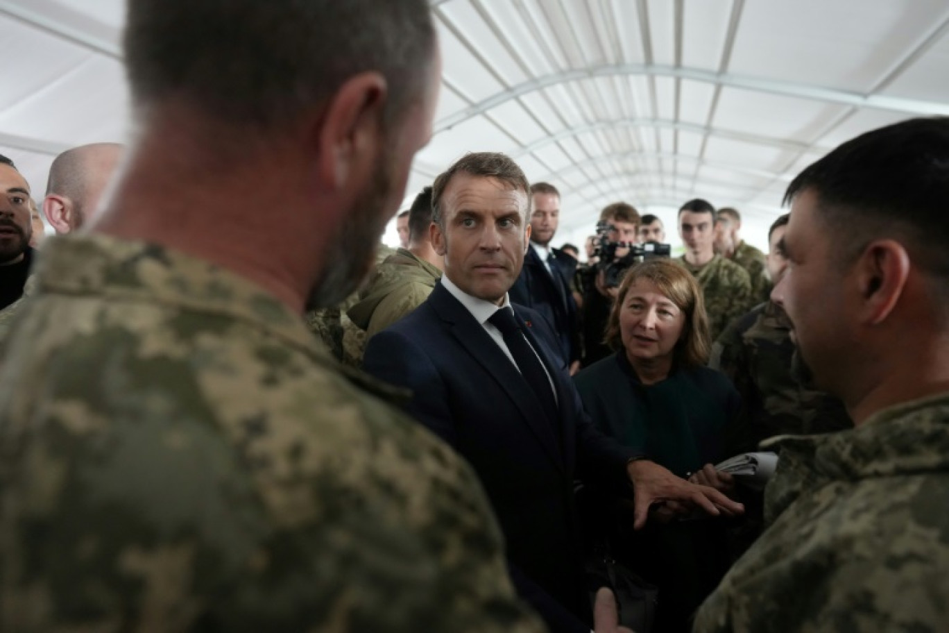 Le président français Emmanuel Macron rencontre des soldats ukrainiens, lors d'une visite dans un camp d'entraînement militaire, le 9 octobre 2024 dans l'est de la France © Thibault Camus