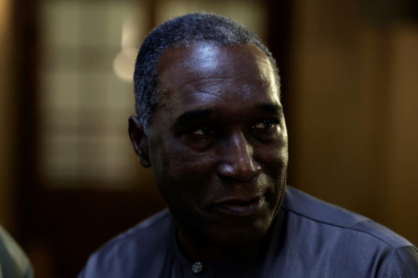 Eugène Rwamucyo, ex-médecin rwandais, arrive pour son procès aux assises à Paris, le 1er octobre 2024 © STEPHANE DE SAKUTIN