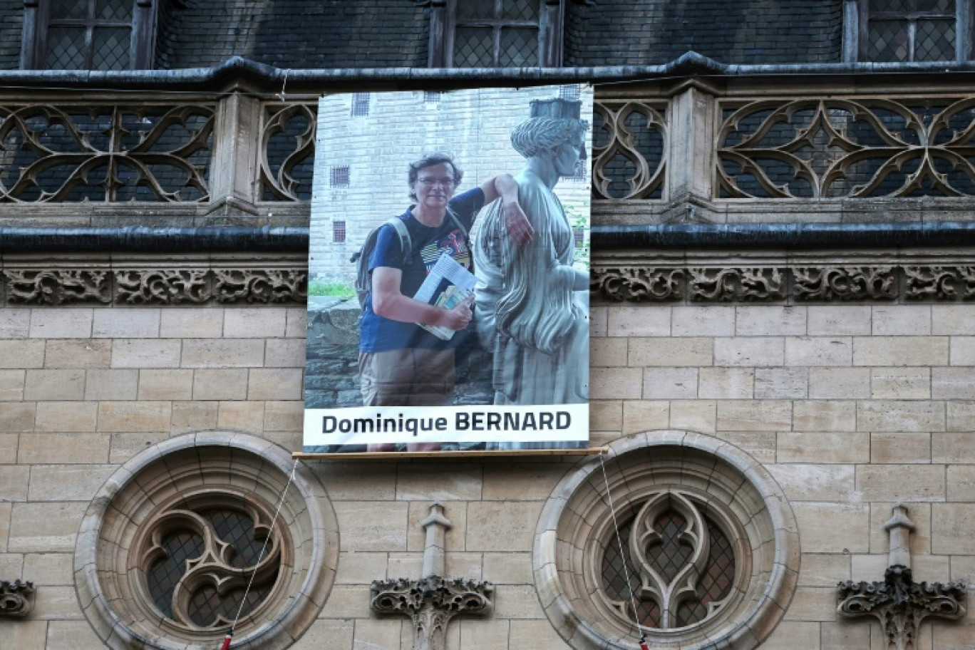 Le portrait de l'enseignant de français Dominique Bernard sur le mur de la mairie d'Arras, le 19 octobre 2023 © FRANCOIS LO PRESTI