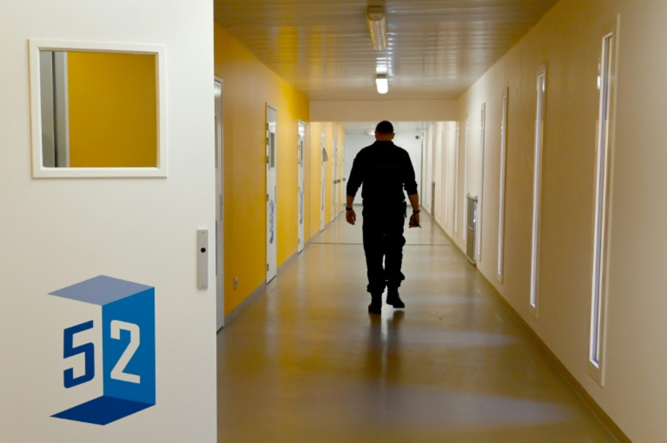 Un gardien dans un couloir de la prison des Baumettes, le 13 février 2021 à Marseille © Nicolas TUCAT