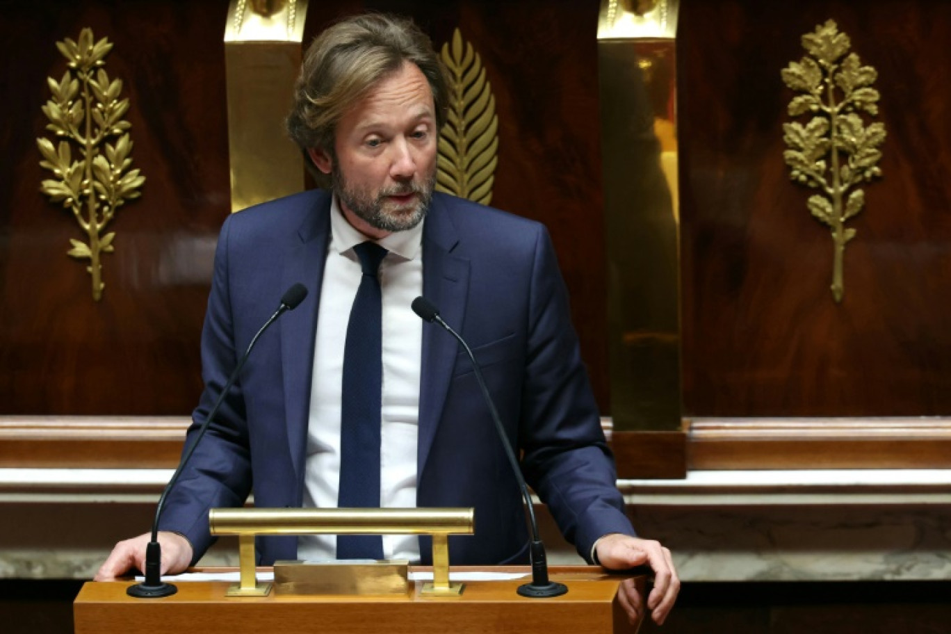 Le président du groupe parlementaire Socialistes et Apparentes Boris Vallaud prononce un discours à la suite de la déclaration de politique générale du Premier ministre Michel Barnier à l'Assemblée nationale, à Paris, le 1er octobre 2024 © ALAIN JOCARD