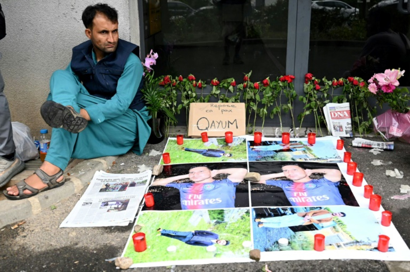 Proches et amis d'un réfugié afghan abattu à Colmar lui rendent hommage devant l'immeuble où il a été tué, le 17 août 2022 © Frederick FLORIN