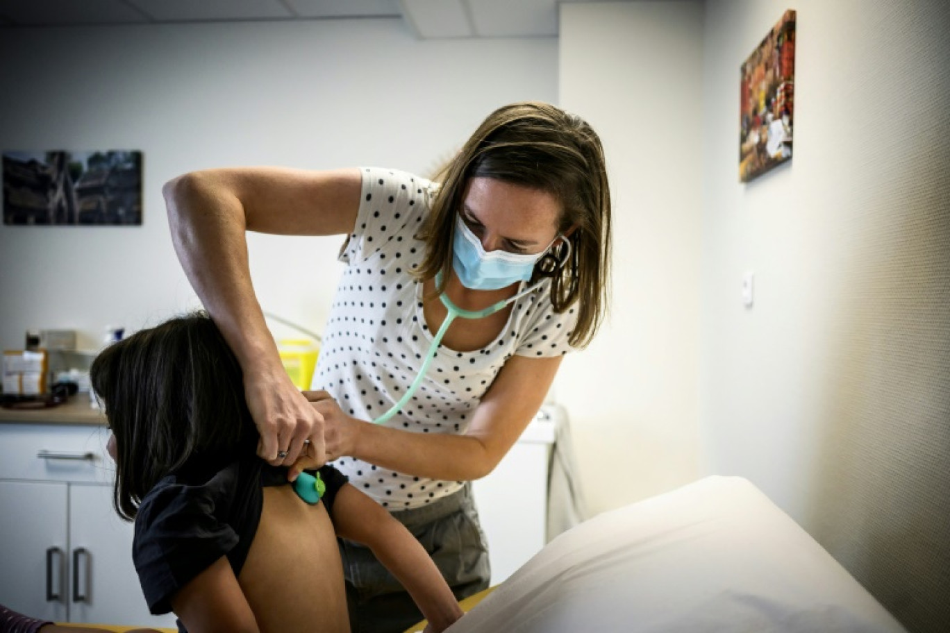 La baisse du taux de remboursement par la Sécurité sociale des consultations chez le médecin "fait partie des options" envisagées, a déclaré vendredi le ministre du Budget Laurent Saint-Martin © JEFF PACHOUD