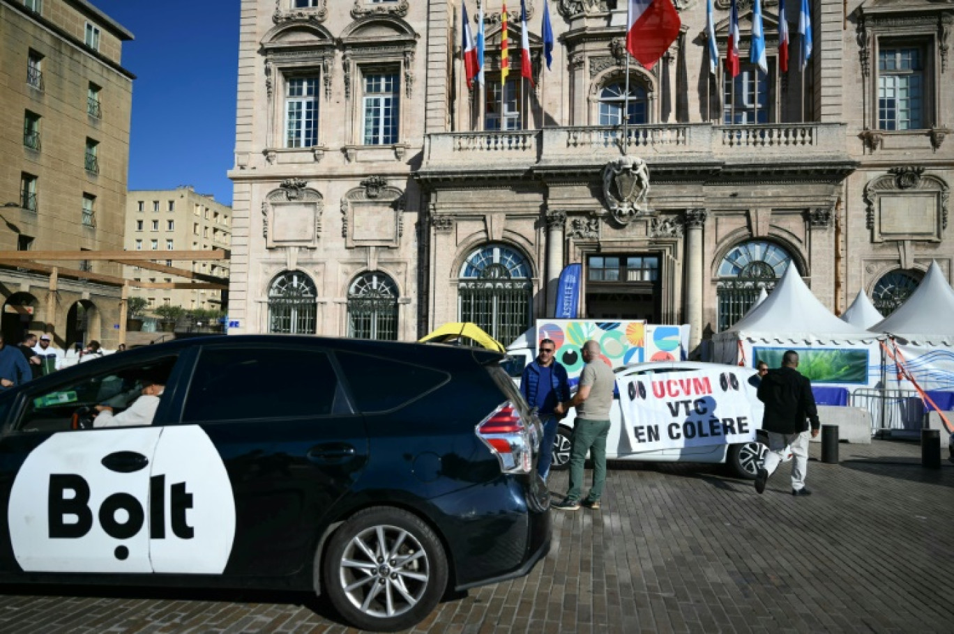 Des chauffeurs de VTC rassemblés à Marseille, le 11 octobre 2024 après la mort le 4 octobre d'un de leurs collègues, victime collatérale du trafic de drogue, tué par un adolescent engagé comme tueur à gages © Christophe SIMON