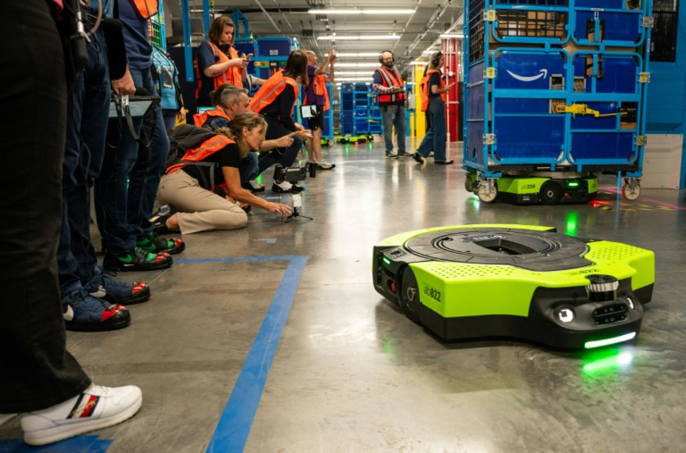 Un robot autonome Proteus, qui sert à emmener des chariots, passe devant des journalistes  au centre logistique MQY1 d'Amazon le 9 octobre 2024 à Mt. Juliet, dans le Tennessee © SETH HERALD